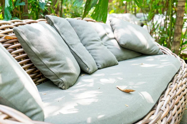 Yastık verandanın dış koltuğunda oturuyordu.