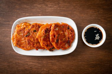 Kore kimçili krep veya Kimçijeon - Kızarmış yumurta, kimçi ve un - Kore geleneksel yemek tarzı