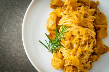 kabaklı spagetti makarna alfredo sosu - vegan ve vejetaryen yemek tarzı