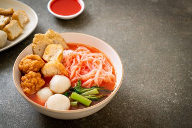 Balık köfteli küçük pirinç erişteleri ve pembe çorbada karides topları, Yen Ta Four veya Yen Ta Fo - Asya yemeği tarzı