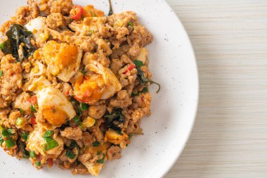 Ev yapımı kızarmış kıymalı domuz eti ve tuzlu yumurta.