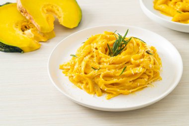 Fettuccine spagetti ve tereyağlı krema soslu makarna.