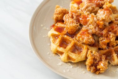 Waffle ve peynirli ev yapımı kızarmış tavuk