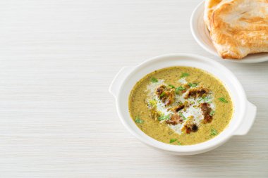 Yeşil masala soslu Afgan tavuğu ya da Hariyali tikka tavuk Hara masala roti ya da naan ekmeği ile Hint yemeği tarzı