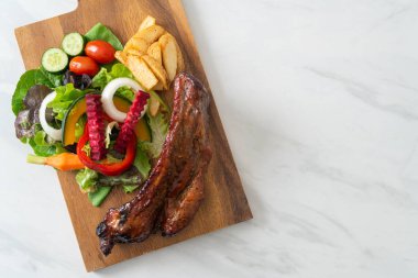 Izgara domuz pirzolası ve sebze.