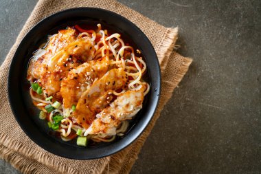 Gyoza ya da domuz etli ramen eriştesi. Asya usulü.