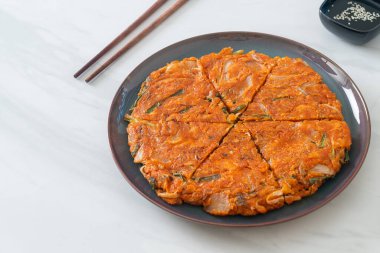 Kore kimçili krep ya da Kimçijeon - Kızarmış yumurta, kimçi ve un - Kore yemeği tarzı