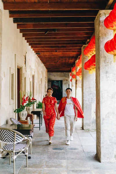Feliz Jovem Casal Asiático Amor Vestidos Tradicionais Chineses Vermelho Cor — Fotografia de Stock