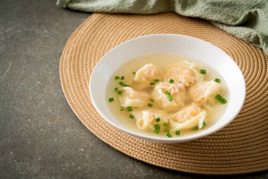 Beyaz kasede karides köftesi çorbası, Asya yemeği tarzı.