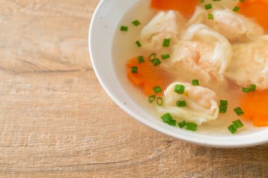 Beyaz kasede karides köftesi çorbası, Asya yemeği tarzı.