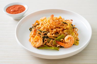 Karıştırılmış hazır erişteli sukiyaki, karidesli, Asya usulü.