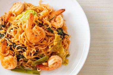 Karıştırılmış hazır erişteli sukiyaki, karidesli, Asya usulü.