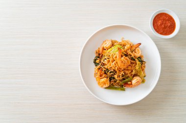 Karıştırılmış hazır erişteli sukiyaki, karidesli, Asya usulü.