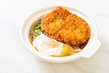 Japon usulü kızarmış domuz pirzolası (katsudon) soğan çorbası ve yumurta - Asya usulü