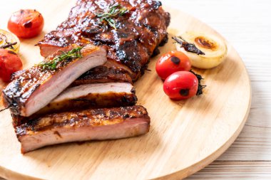 Izgara ve ızgara domuz pirzolası.