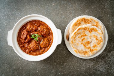 Hint usulü tavuk tikka masala baharatlı körili et yemeği roti veya naan ekmeği.
