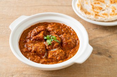 Hint usulü tavuk tikka masala baharatlı körili et yemeği roti veya naan ekmeği.