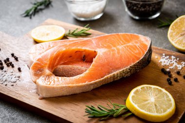 İçinde malzeme olan taze çiğ somon filetosu bifteği.