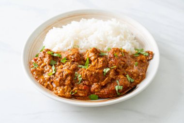 Tavuklu tikka masala, tabakta pilav, Hint yemeği tarzı.