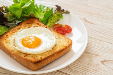 Peynirli ev yapımı ekmek ve kahvaltıda sebze salatasıyla birlikte kızarmış yumurta.