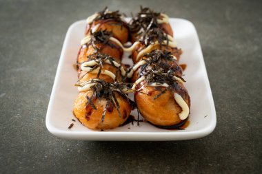 Takoyaki köftesi ya da ahtapot köftesi - Japon yemeği tarzı.