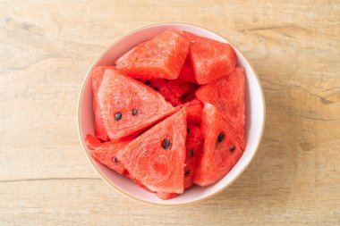 Beyaz kasede dilimlenmiş taze karpuz.