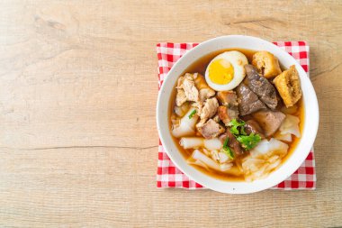 Pirinç unu ya da Çin usulü haşlanmış makarna karesi ve kahverengi çorba. Asya usulü.