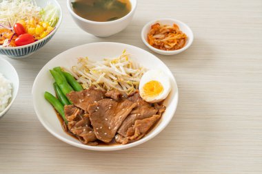 Susamlı teriyaki domuz kızartması, fasulye filizi, haşlanmış yumurta ve pirinç seti - Japon yemek tarzı.