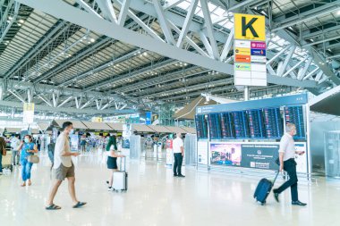 Bangkok, Tayland - 23 Mayıs 2022: Bangkok Suvarnabhumi havaalanı yolcuları Coronavirus 'tan gelen tıbbi maskeli turist ve yolcu.