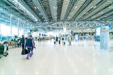 Bangkok, Tayland - 23 Mayıs 2022: Bangkok Suvarnabhumi havaalanı yolcuları Coronavirus 'tan gelen tıbbi maskeli turist ve yolcu.