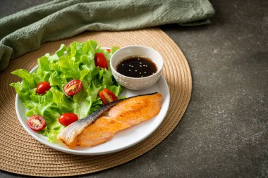 Kızarmış somon bifteği ve sebze salatası. Sağlıklı yemek tarzı.