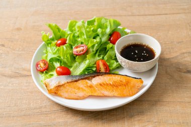 Kızarmış somon bifteği ve sebze salatası. Sağlıklı yemek tarzı.
