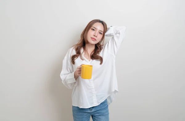 Porträtt Vacker Asiatisk Kvinna Som Håller Kaffekopp Eller Mugg Vit — Stockfoto