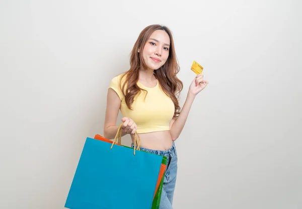 Retrato Bela Mulher Asiática Segurando Saco Compras Cartão Crédito Fundo — Fotografia de Stock