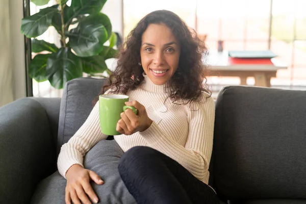 Mujer Latina Bebiendo Café Sofá Casa — Foto de Stock