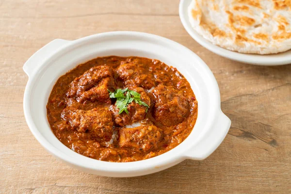 Hint usulü tavuk tikka masala baharatlı körili et yemeği roti veya naan ekmeği.