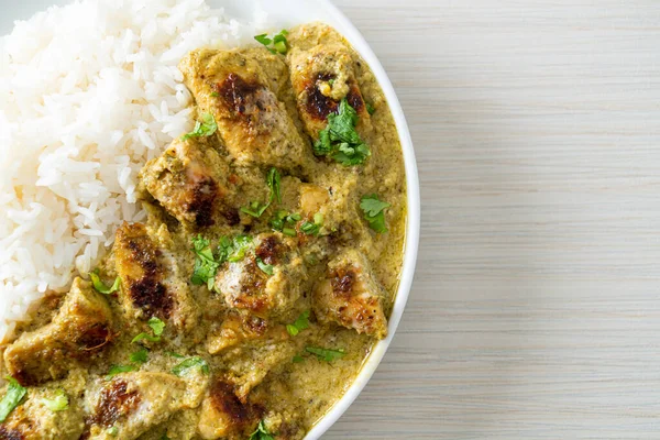 Yeşil körili Afgan tavuğu ya da Hariyali tikka tavuklu Hara masala - Asya usulü