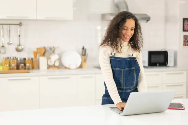 Mujer Latina Buscando Receta Para Cocinar — Foto de Stock