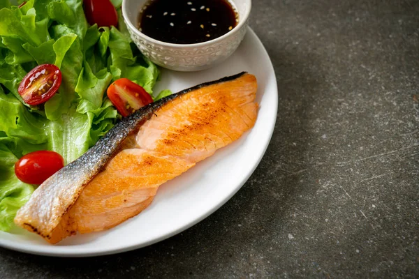 Kızarmış somon bifteği ve sebze salatası. Sağlıklı yemek tarzı.