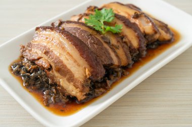 Mei Cai Kou Rou ya da Swatow Mustard Cubbage tarifli Buhar Göbekli Domuz eti - Çin yemeği tarzı