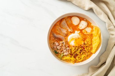 Baharatlı çorbada köfte ve domuz etli erişte mi yoksa Asya usulü Tom Yum Erişte mi?