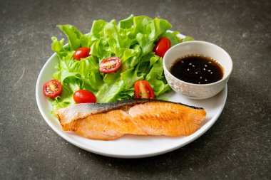 Kızarmış somon bifteği ve sebze salatası. Sağlıklı yemek tarzı.