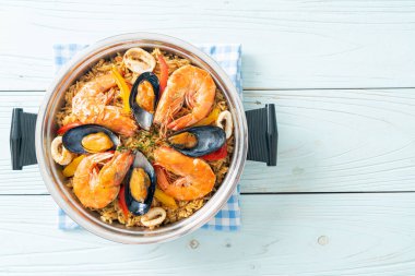 Karidesli deniz ürünleri, midye, safran pirinçli midye, İspanyol yemek tarzı.