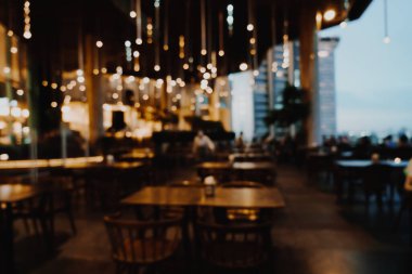 Özet olarak bulanık ve odaklanmamış gece barı ve restoran arka plan için
