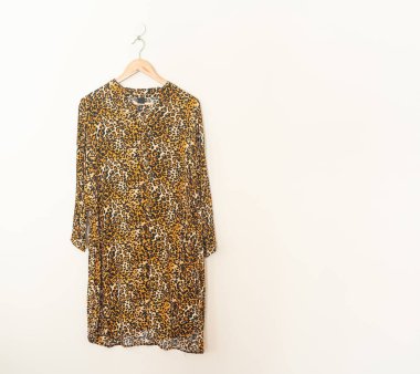 Güzel leopar desenli gömlek asılı duvarda ahşap askı