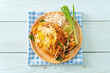 Pad Thai - Tayland usulü kızarmış erişte ve yumurta - Asya usulü