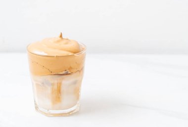 Dalgona kahvesi. Krem şantili buzlu içecek, kahve köpüğü ve süt. Covid-19 şehir karantinası sırasındaki son moda içki, ev konseptinde kalın..