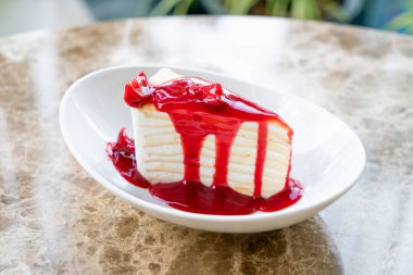 Ahududu ve çilek soslu vanilyalı krep.