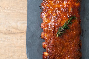 Barbekü soslu ızgara pirzola ve domuz pirzolası.