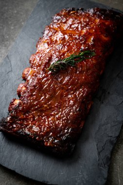 Barbekü soslu ızgara pirzola ve domuz pirzolası.